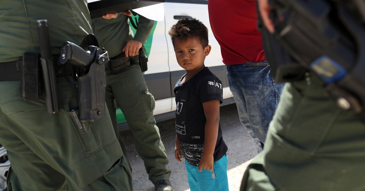 children-at-the-border-mexico-34d97bcc-5616-43f3-b48c-832ac4216158.jpg